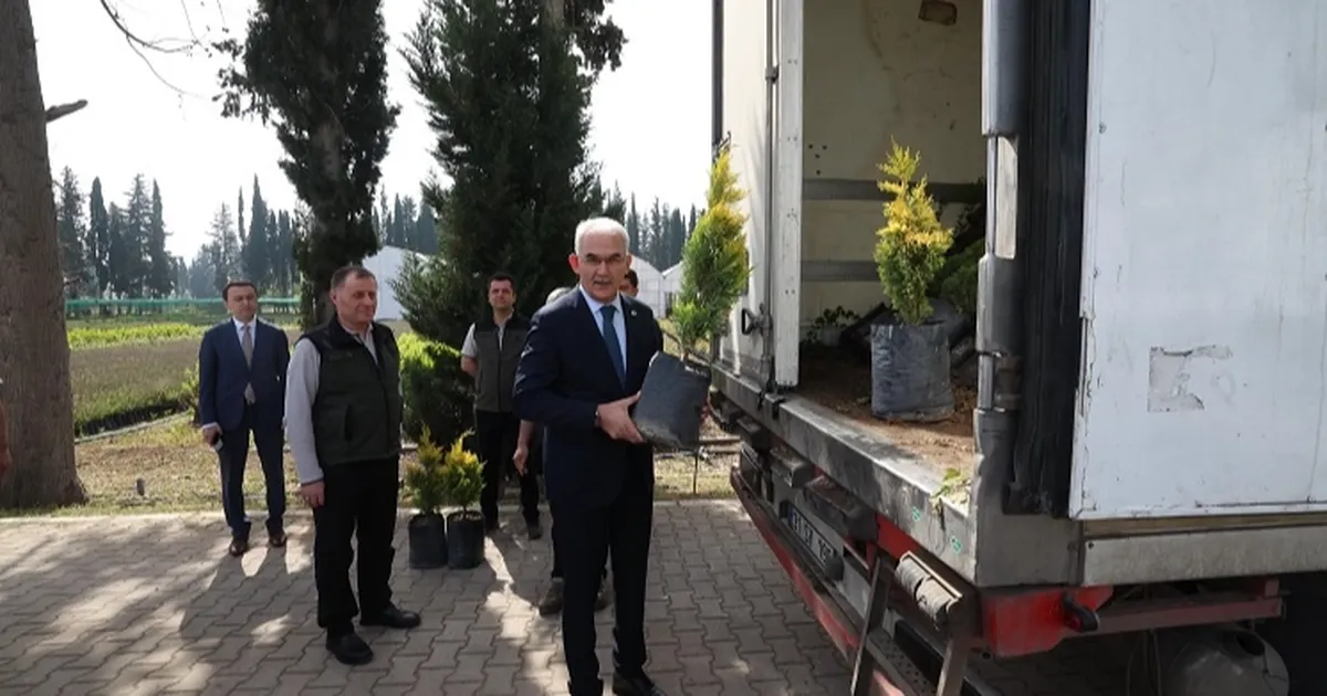 100-bin-fidan-kardes-ulke-icin-yola-cikti-FfQiJMX6.webp