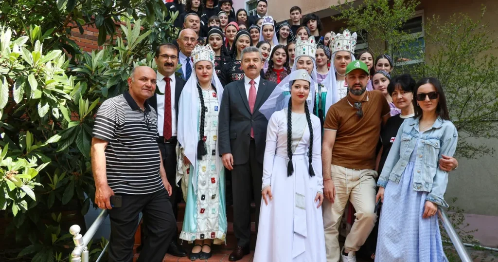 artvin-valisi-ergun-dost-ve-kardes-ulke-gurcistanin-cocuklarini-unutmadi-pvzRBt2Z.webp