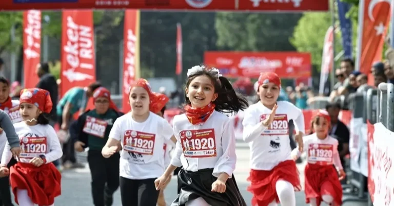 binlerce-cocuktan-23-nisanda-neseli-adimlar-eV1yxyvJ.webp