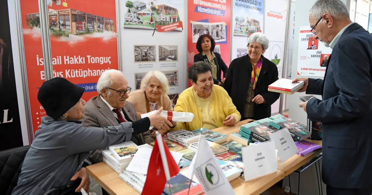 bursa-osmangazi-standinda-sarihan-ciftini-okurlarla-bulusturdu-IaBAJWBC.webp