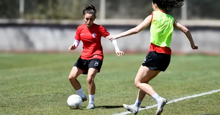 fomgetten-baskentli-taraftara-cagri-6YIqFS86.webp
