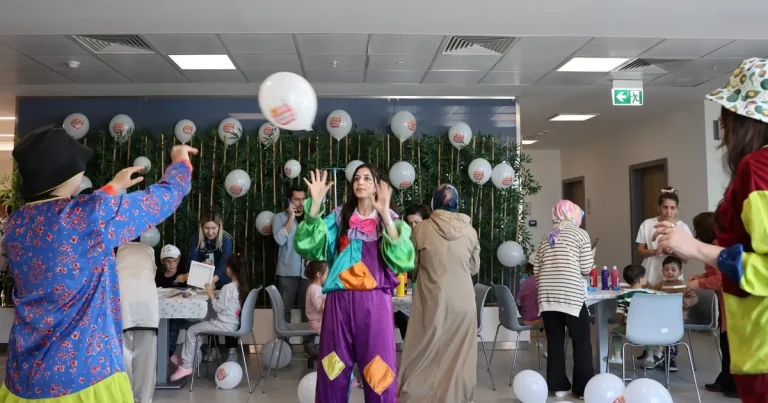 hastanedeki-cocuklara-23-nisan-surprizi-jDhT6bdm.webp