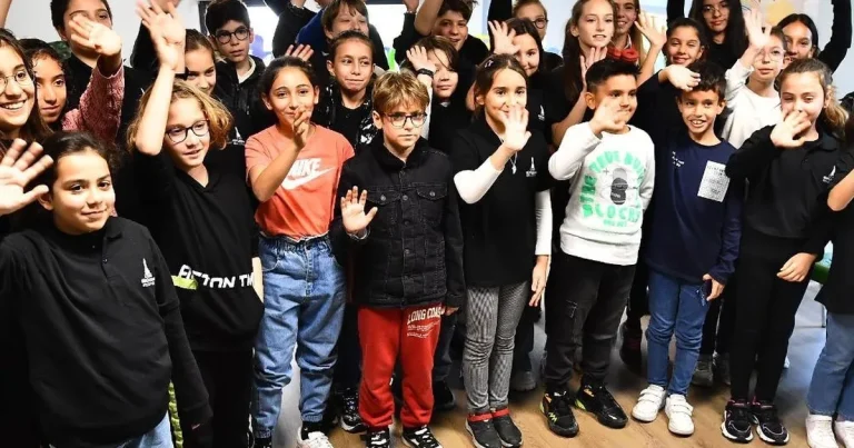 izmirli-cocuklar-kentin-gelecegini-sekillendiriyor-dAFuyqK8.webp