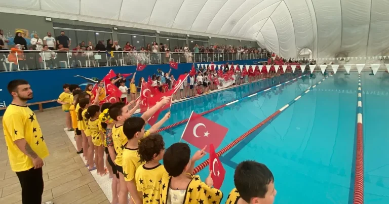 kocaeli-izmitte-23-nisana-ozel-yuzme-yarisi-WVFy4zsa.webp