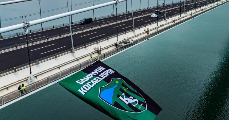 kocaelispor-bayragi-osmangazi-koprusune-asildi-Y4pDGmr6.webp