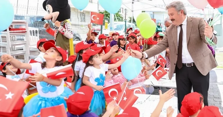 mustafa-palancioglundan-23-nisan-kutlamasi-CbYFHXXR.webp