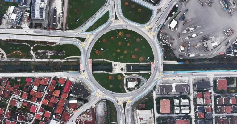 sakaryada-o-guzergah-pazar-gunu-trafige-kapali-dTDzBkAB.webp
