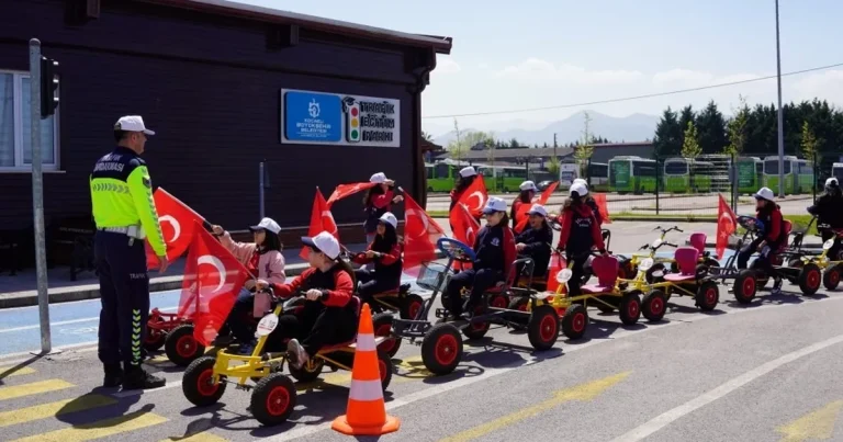 trafik-egitim-parkinda-turk-bayragiyla-renkli-kutlama-Qm7eqbLv.webp