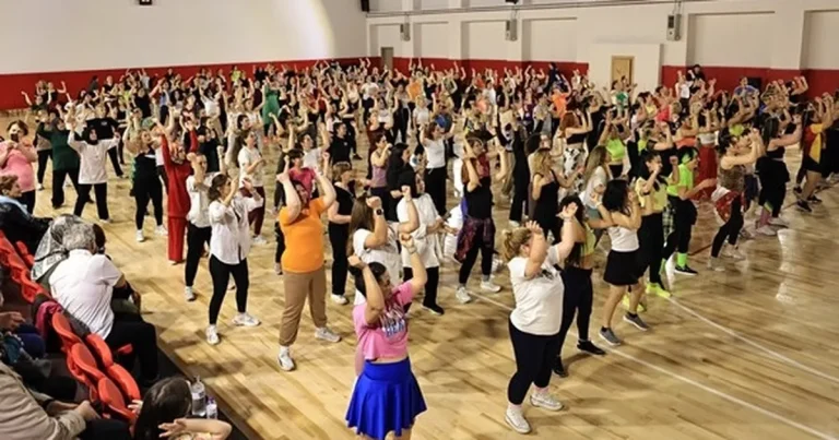350-kadin-kursiyer-dunya-dans-gununde-zumba-gosterisi-yapti-2FXafm4T.webp