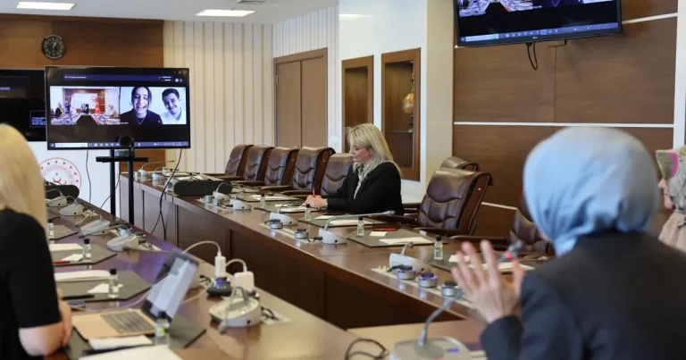 bakan-goktastan-koruyucu-aile-konulu-bitirme-projesine-destek-nBblkLsp.webp
