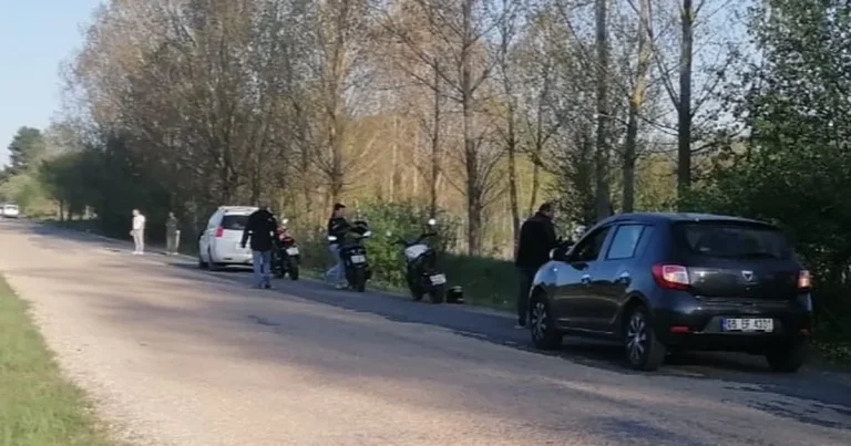 bilecik-pazaryerinde-motosiklet-otomobile-arkadan-carpti-c5PKiyr7.webp