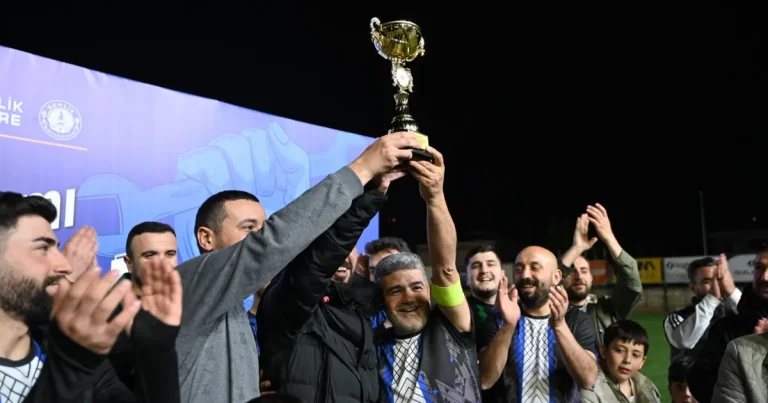 bursa-gemlikte-emek-turnuvasinin-sampiyonu-cimtas-oldu-Vc7nctWi.webp