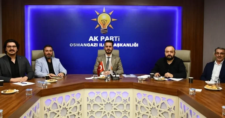bursa-osmangazide-ak-parti-mahalle-baskanlariyla-bulustu-rAPAQczU.webp