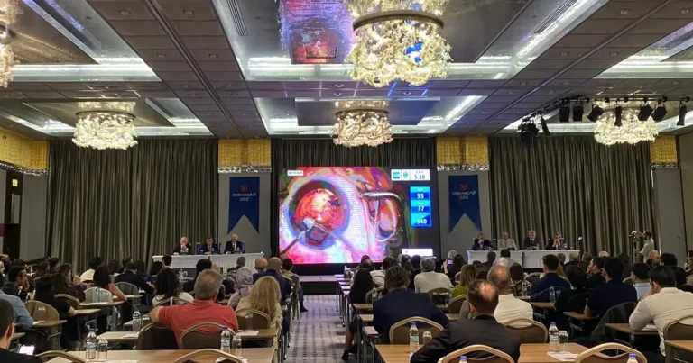 bursada-goz-cerrahlarindan-canli-ameliyat-egpmb7dJ.webp
