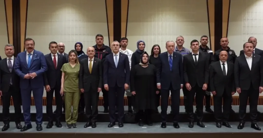 cumhurbaskani-erdogan-emek-temsilcileriyle-bulustu-pOMlyTbN.webp