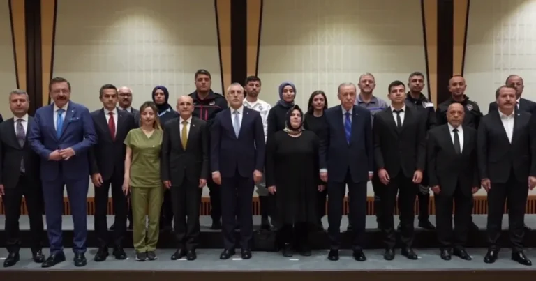 cumhurbaskani-erdogan-emek-temsilcileriyle-bulustu-pOMlyTbN.webp