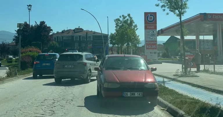 duzcede-ters-yonde-ilerleyen-surucuye-ceza-vPzkV24M.webp