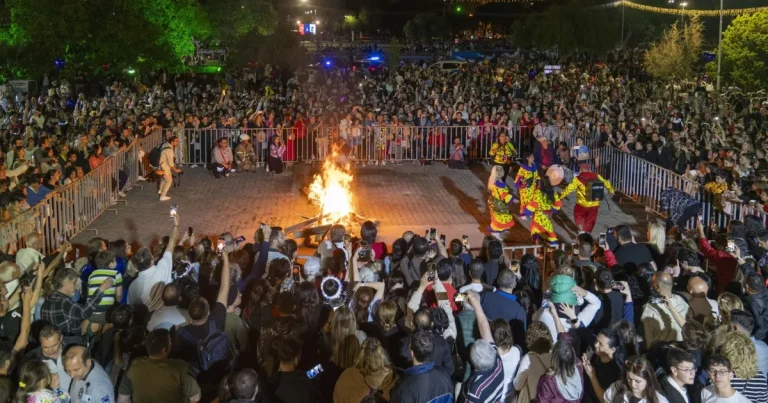 hidirellez-atesi-izmir-kulturparktan-yukseldi-HN1725xu.webp