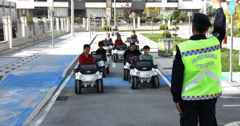 konya-karatayda-trafik-kulturu-kucuk-yaslarda-kazandiriliyor-f8pUgtrg.webp