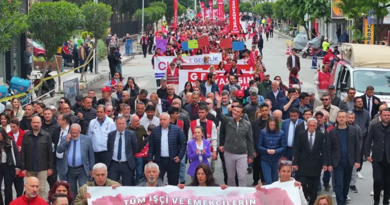 manisada-baskan-zeyrek-emekcilerle-omuz-omuza-yurudu-QlVtt6n3.webp