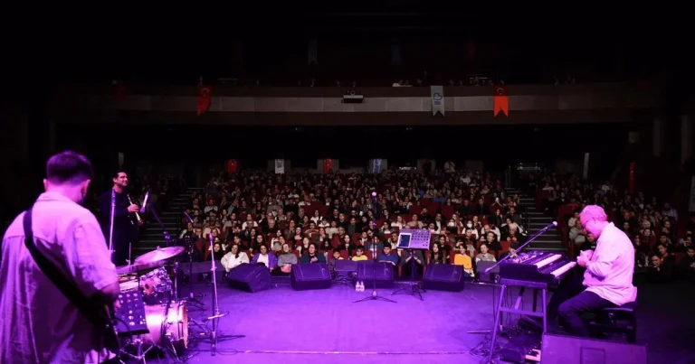 sanatseverlerden-caz-konserine-tam-not-QCMRXinG.webp