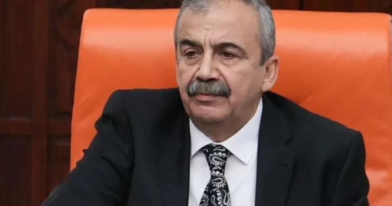 sirri-sureyya-onder-hayatini-kaybetti-N86S8R9D.webp