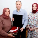 Bakan Yerlikaya'dan şehit bekçinin ailesine ziyaret